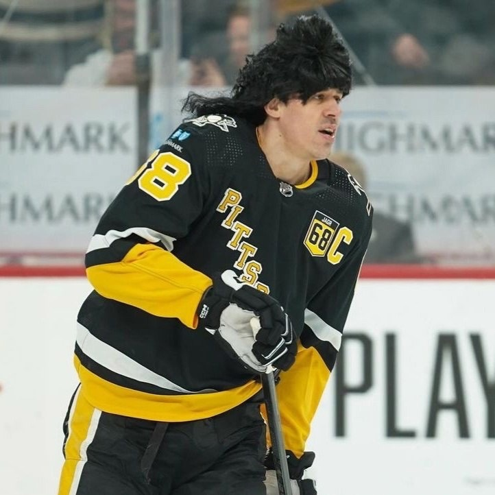 На фото Малкин в образе молодого Ягра.