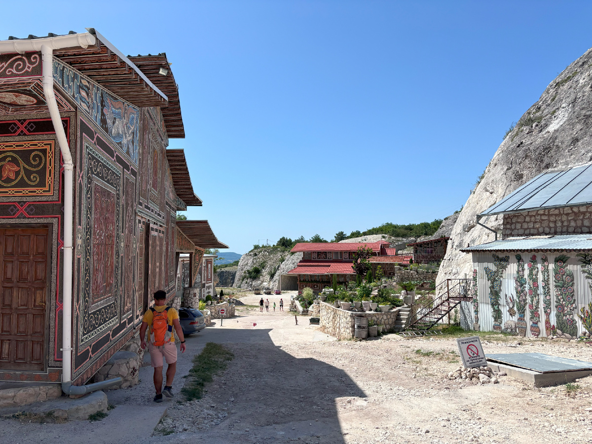 Идём в Бисерный храм со стороны парковки. Фото автора