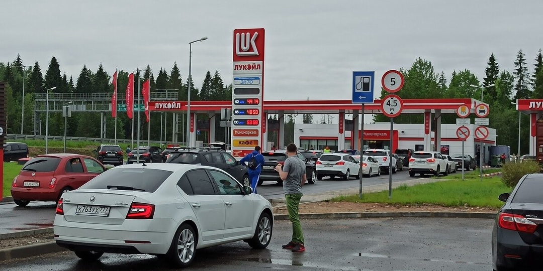 На российских платных трассах не хватает заправок