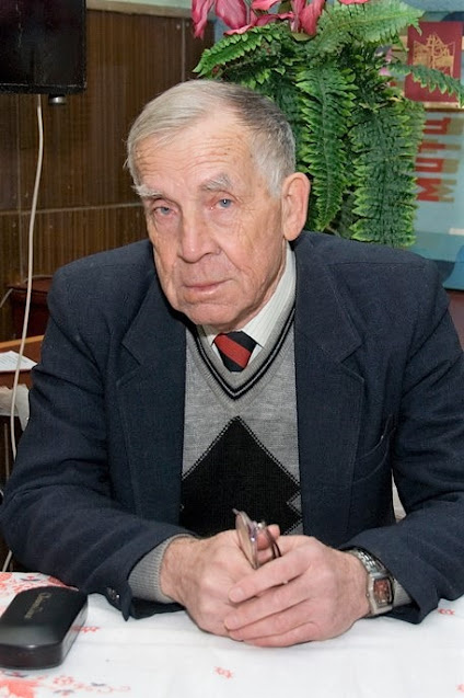 На фото поэт Владимир Родионов