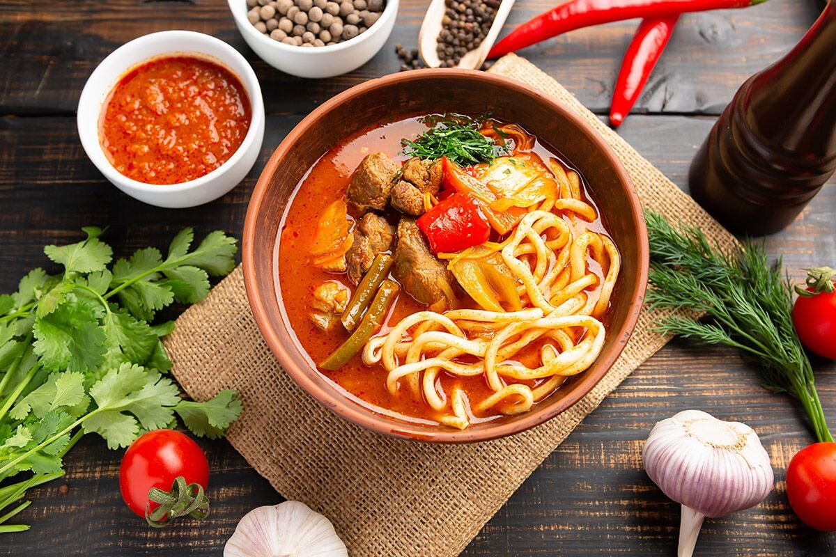 Аппетитный, сытный, ароматный лагман занимает почетное место на столе любителей среднеазиатской кухни. Источник: Shutterstock📷
