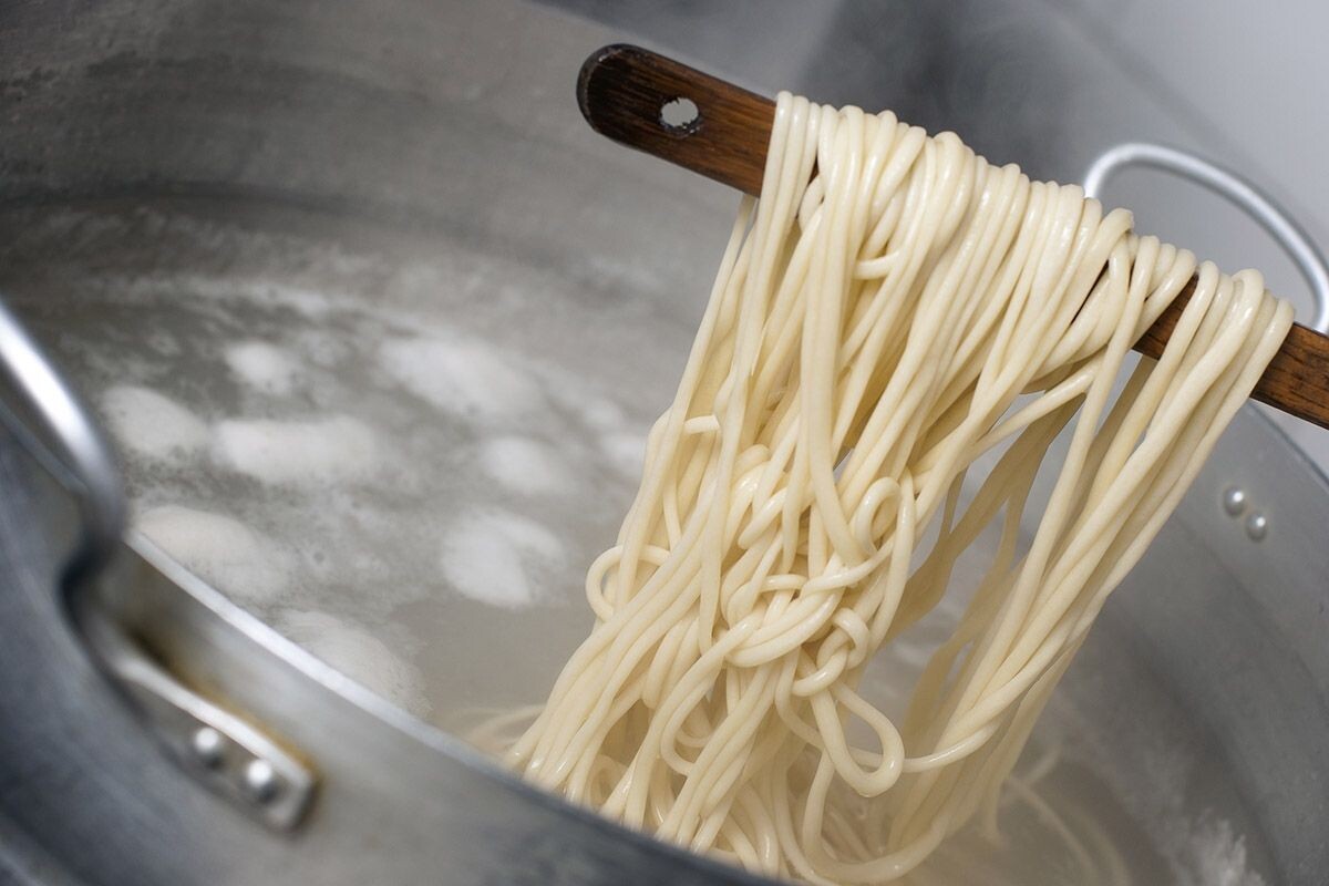 Лапшу нужно варить в большом количестве воды, чтобы она не слипалась. Источник: Shutterstock📷
