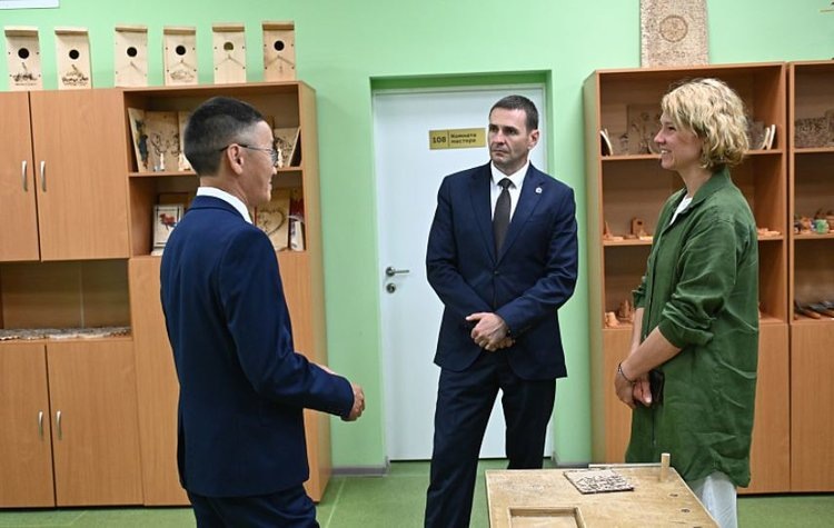    Оксана Лут в рамках визита в Хабаровский край посетила школьную теплицу юных сити-фермеров