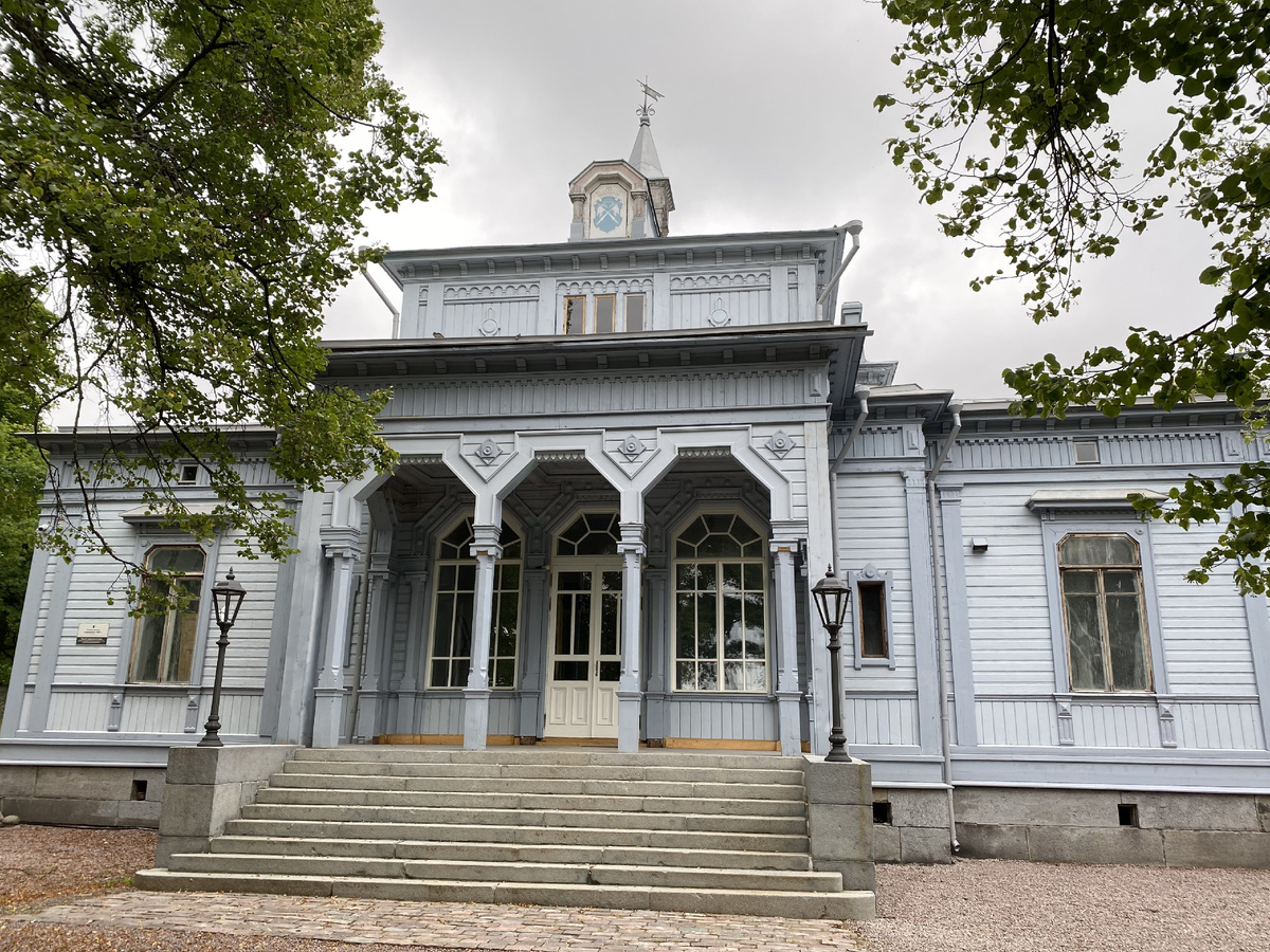 Здание ратуши - 1885 г. Улица Ленина, 18.
В сортавальской ратуше, построенной по проекту Франса Сьёстрёма, работал бургомистр - глава городского управления, здесь же собиралась дума и проводились городские и судебные заседания. В ратуше, до наших дней сохранившей историческую планировку, давались приемы и церемониальные обеды. В главном зале устраивались практически все более-менее значительные мероприятия города – выставки, концерты и театральные постановки.
После Зимней войны в ратуше расположились библиотека и кабинет политического просвещения. 
Во время Великой Отечественной на короткий период здание использовалось финской городской управой, но в 1945 г. кабинет политпросвещения (или горком КПСС) и библиотека вернулись в эти стены, последняя работала здесь вплоть до 2013 г.
В данный момент здание находится на реставрации.