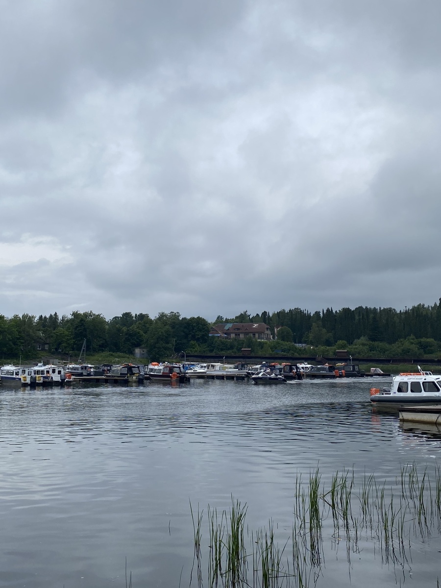 Военный госпиталь 1901 г. 
Магнус Съерфбек стал автором проекта окружной больницы , построенной в стороне от
центра Сортавала, на склоне горы Кухавуори (сейчас - ул. Парковая, д. 5).
Архитектор известен своими зданиями медицинских учреждений в крупнейших городах Финляндии.

Тогда больница была предназначена прежде всего для состоятельных граждан. Она принимала одновременно только 50 пациентов.

Главным врачом госпиталя был известный сортавальский врач, Густав Винтер.  Под его руководством в больнице в 1902 году открылось родильное отделение, а в 1908 году там был установлен первый в Финляндии рентгеновский кабинет.

Во годы Первой мировой войны больница в Сортавале работала как военный госпиталь для русских солдат. В 1932 году больница была расширена до 80 коек.

С 1948 года, после окончательного перехода Сортавалы под власть СССР, на территории больницы был устроен военный госпиталь и санаторий. Здесь проходили реабилитацию солдаты участвовавшие в  афганской компании.

Печальный этап в истории госпиталя начался в 2008 году, когда в рамках развернувшейся военной реформы Сортавальский госпиталь было решено ликвидировать. Военные покидали здания больницы в соответствие с тактикой выжженной земли. Была вывезена вся аппаратура, выдраны двери, разбиты окна. Больница была покинута на произвол судьбы.

Сегодня памятник архитектуры и истории является вотчиной любителей заброшек и мародеров. Некоторое время тому назад в больнице произошел пожар. Больше фото комплекса зданий больницы https://www.ipetersburg.ru/gospital-v-sortavale/