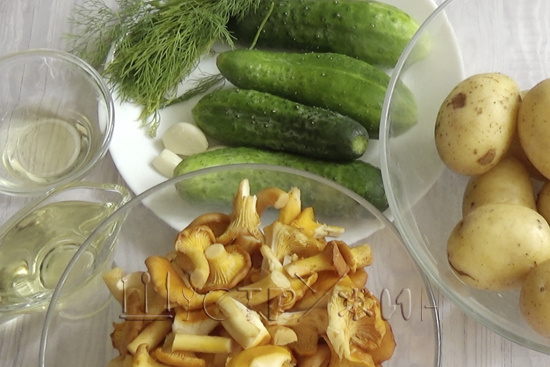 Ингредиенты для салата с лисичками и картошкой.