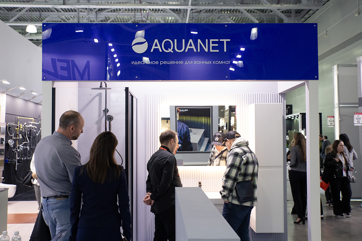 На фото стенд AQUANET с товарами на выставке MosBuild 2024. 