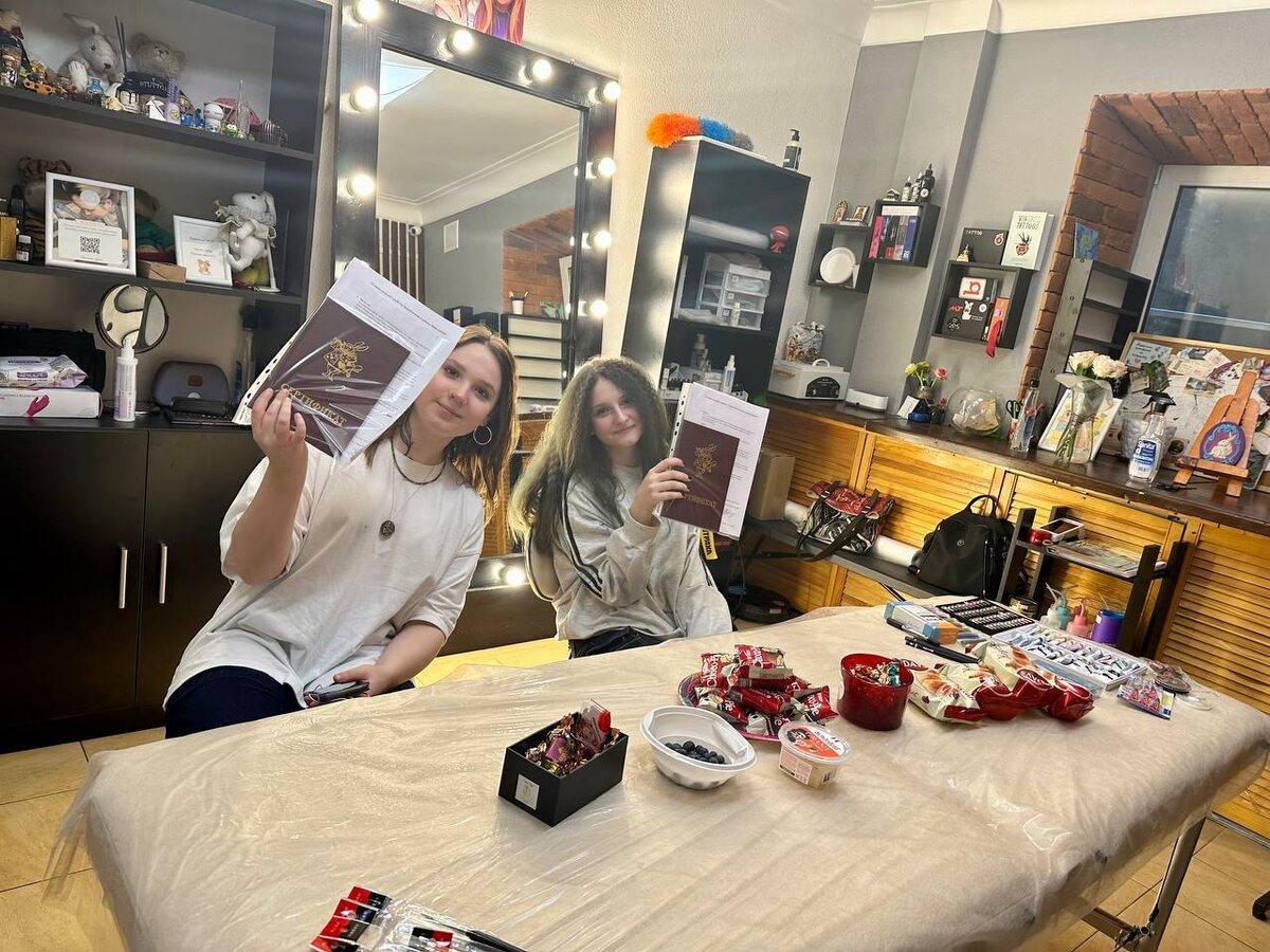 Выпускницы Альбина и Светлана