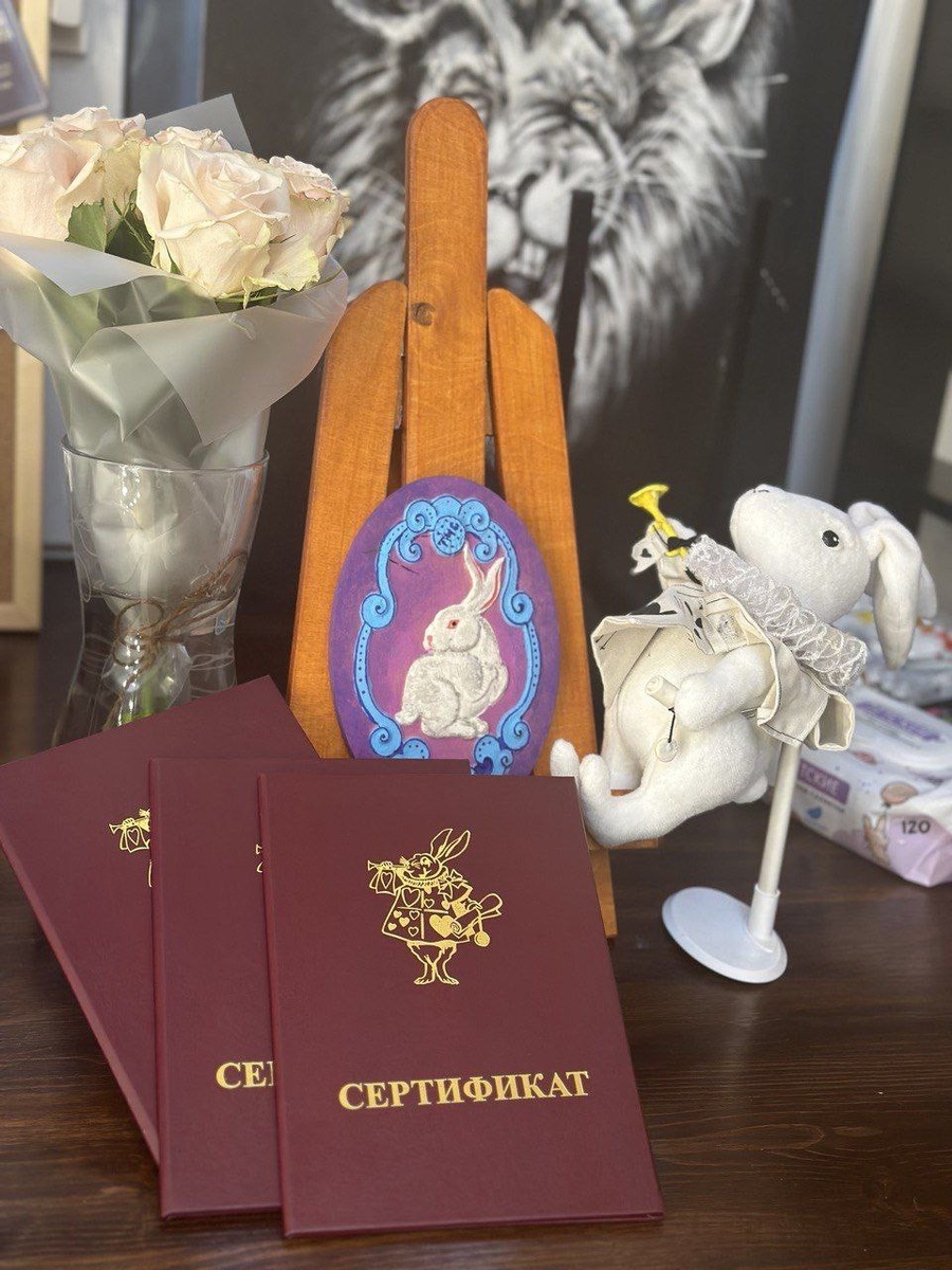 Сертификаты выпускников, успешных сдавших экзамен после прохождения курса «Основы татуировки 2.0»