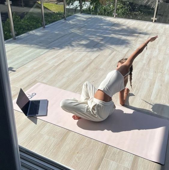 Не обязательно идти к тренажерам, можно начать заниматься в группах, или самостоятельно дома.