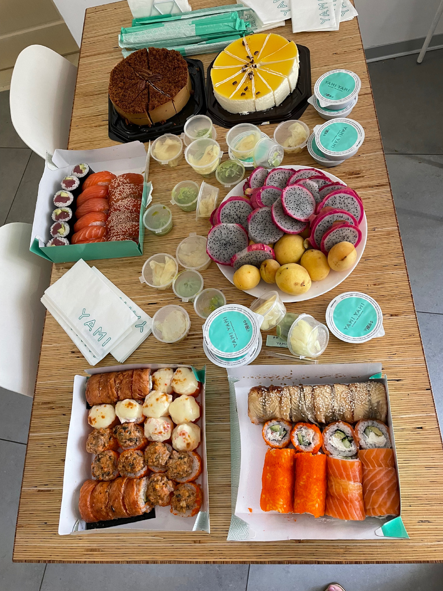 Недавно у коллеги был день рождения, хорошо отметили, наконец-то выпили пино гриджио, которое стояло с 8 марта в холодильнике))) что это за работа, где бутылку алкоголя почти полгода не могут выпить)))