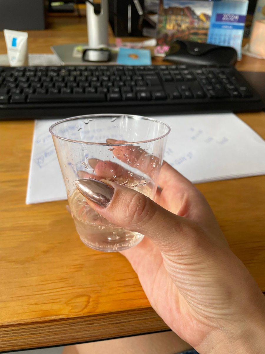 Села со стаканом, и уже работать невозможно)))