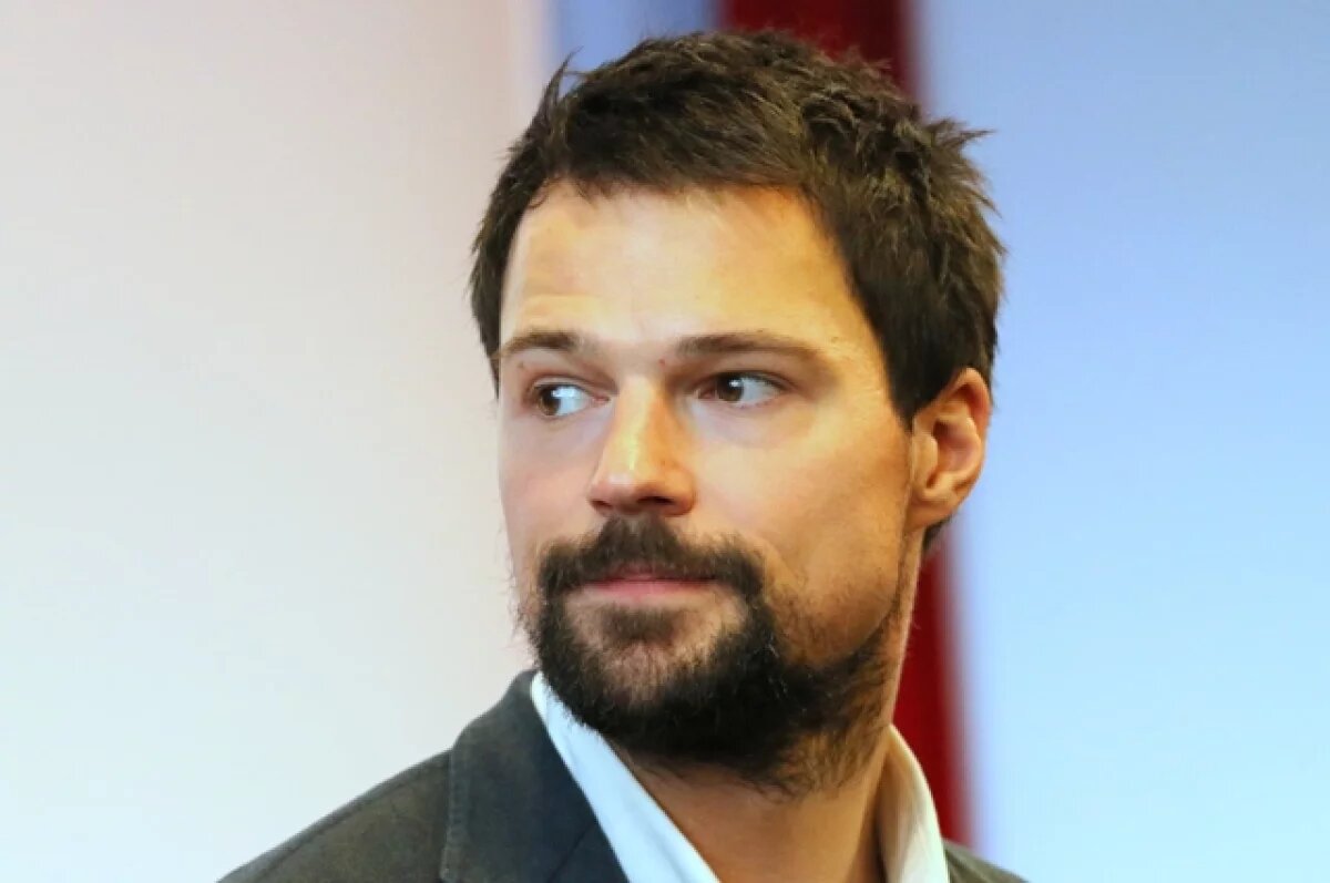    Актер Данила Козловский на спектакле в Юрмале исполнил песню Пугачевой