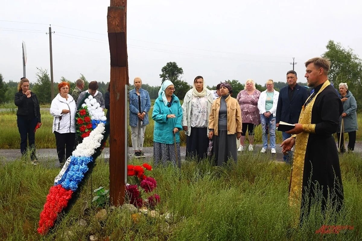    Памятный крест установлен на въезде в деревню Моховое. Ежегодно здесь 29 июля проходит панихида по погибшим в пожаре