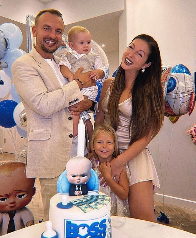   Нюша с детьми и мужем, фото: соцсети