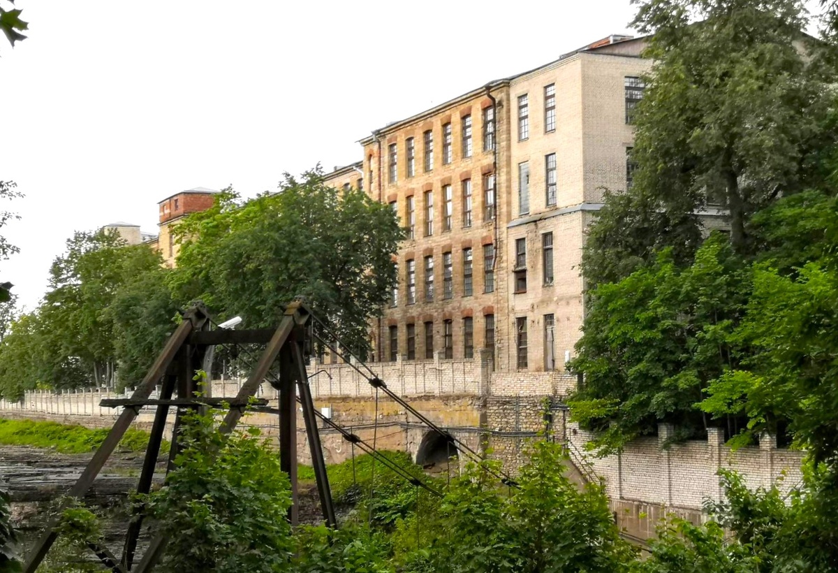 Остатки подвесного пешеходного моста, по которому когда-то ходили на работу, здание мануфактуры уже в Нарве, Эстония законсервировала здания мануфактуры (внешне не намного лучше наших построек), местные бабушки говорят, чтоб разместить в них солдат НАТО, они  наверное что-то знают.