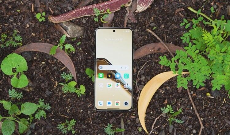    Экран realme 13 Pro+ имеет небольшие изгибы по краям. Фото: Trakin Tech