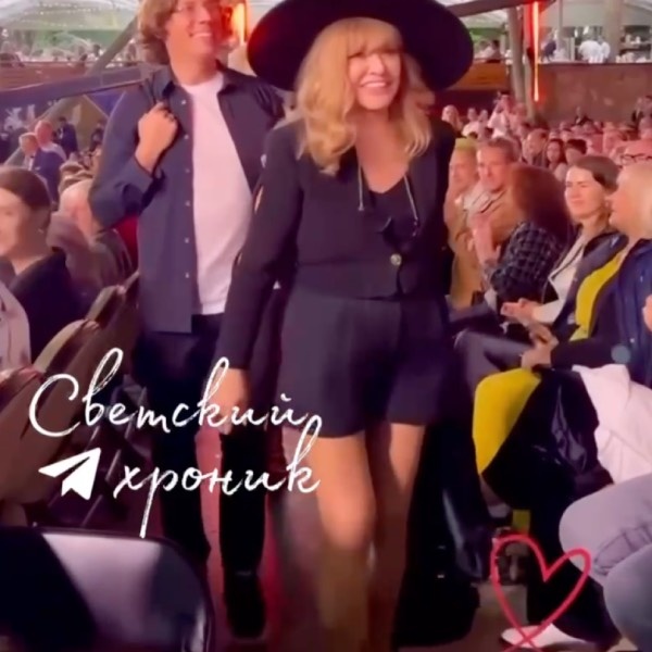 Алла Пугачёва решила показать ноги.