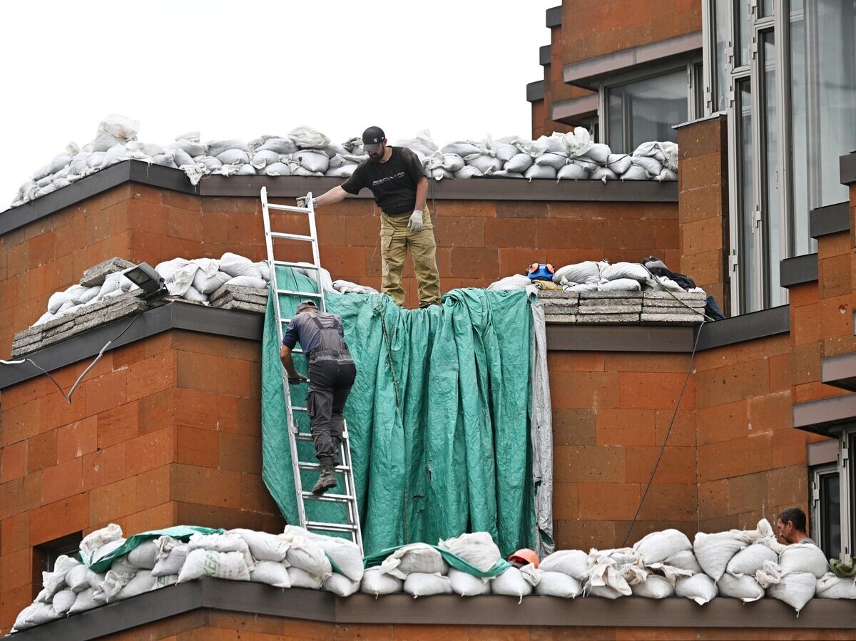    Рабочие на крыше здания посольства Франции на Большой Якиманке в Москве© РИА Новости / Сергей Бобылев