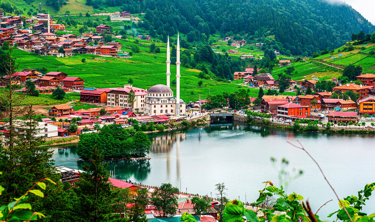 Турецкая Швейцария на озере Узунгёль.Фото: Cem OZER / Shutterstock.com