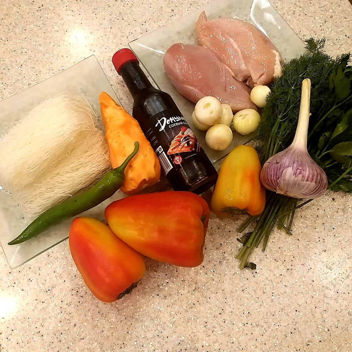 Продукты для приготовления фунчозы с курицей и овощами