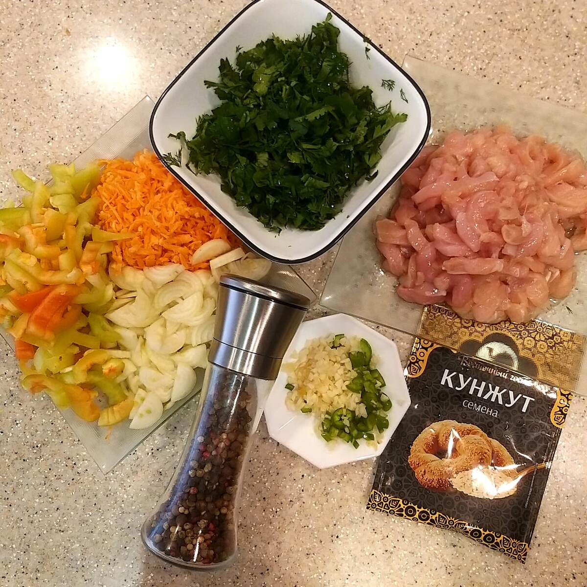 Подготовленные овощи и филе курицы