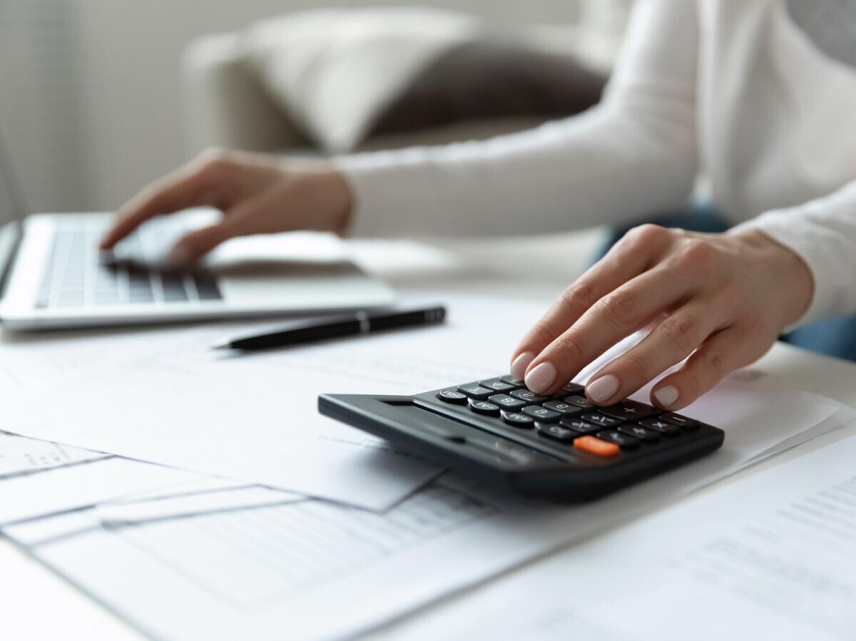    Рассчет налога © iStock.com / fizkes