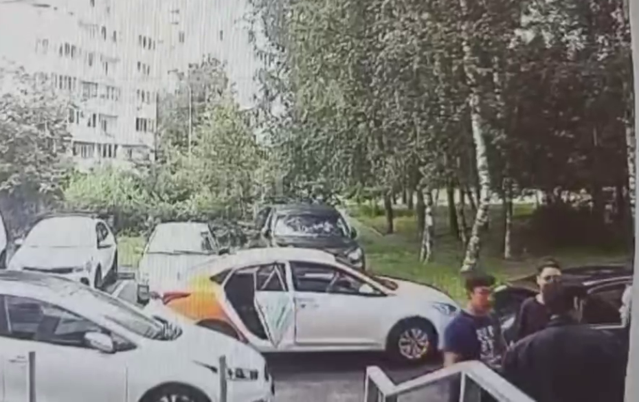 Сначала говорили у подъезда. Фото: скрин видео с камеры наблюдения / прокуратура Москвы.