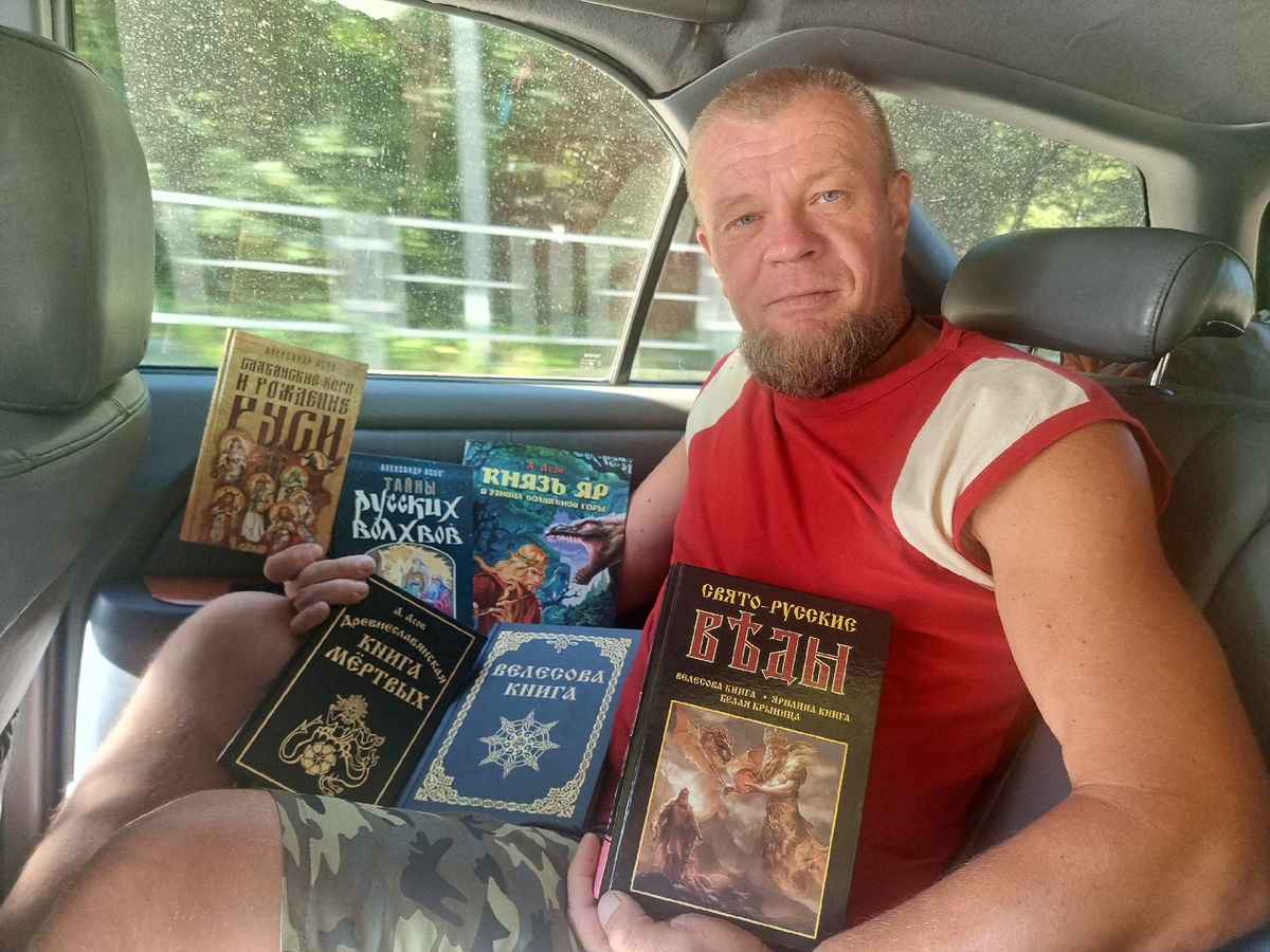 Это Олег Кононенко из Георгиевска, снимал фильм, брал у меня интервью. Не только бородою похож на Вадима Черноборова из Космопоиска..... . 