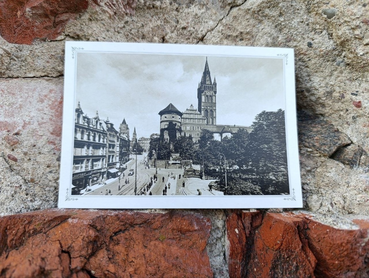 Открытка с Королевским замком на кирпичах оставшихся от террасы.