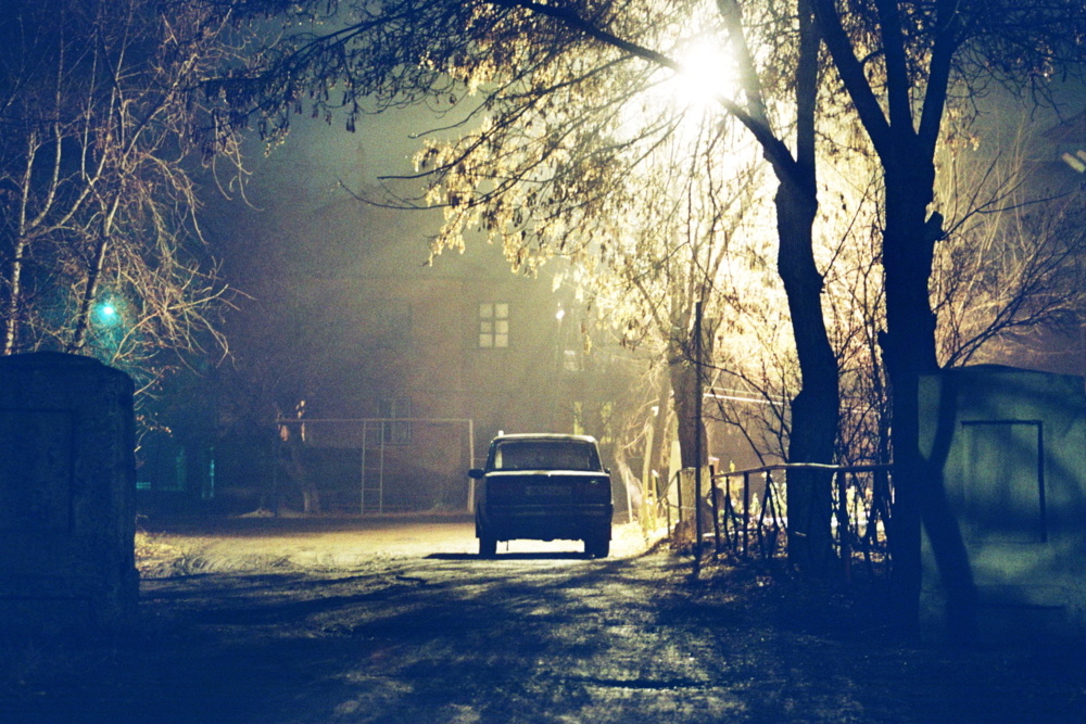 Ночной дворик. Автор Григорий (Grishan). Источник https://fotokonkurs.ru/photo/126085?sort=rate.