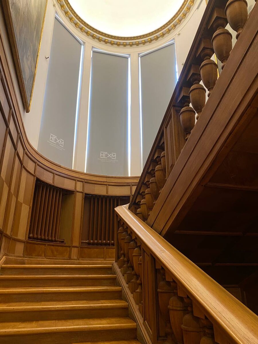 Старинная дубовая лестница, сохранившаяся с начала XX века