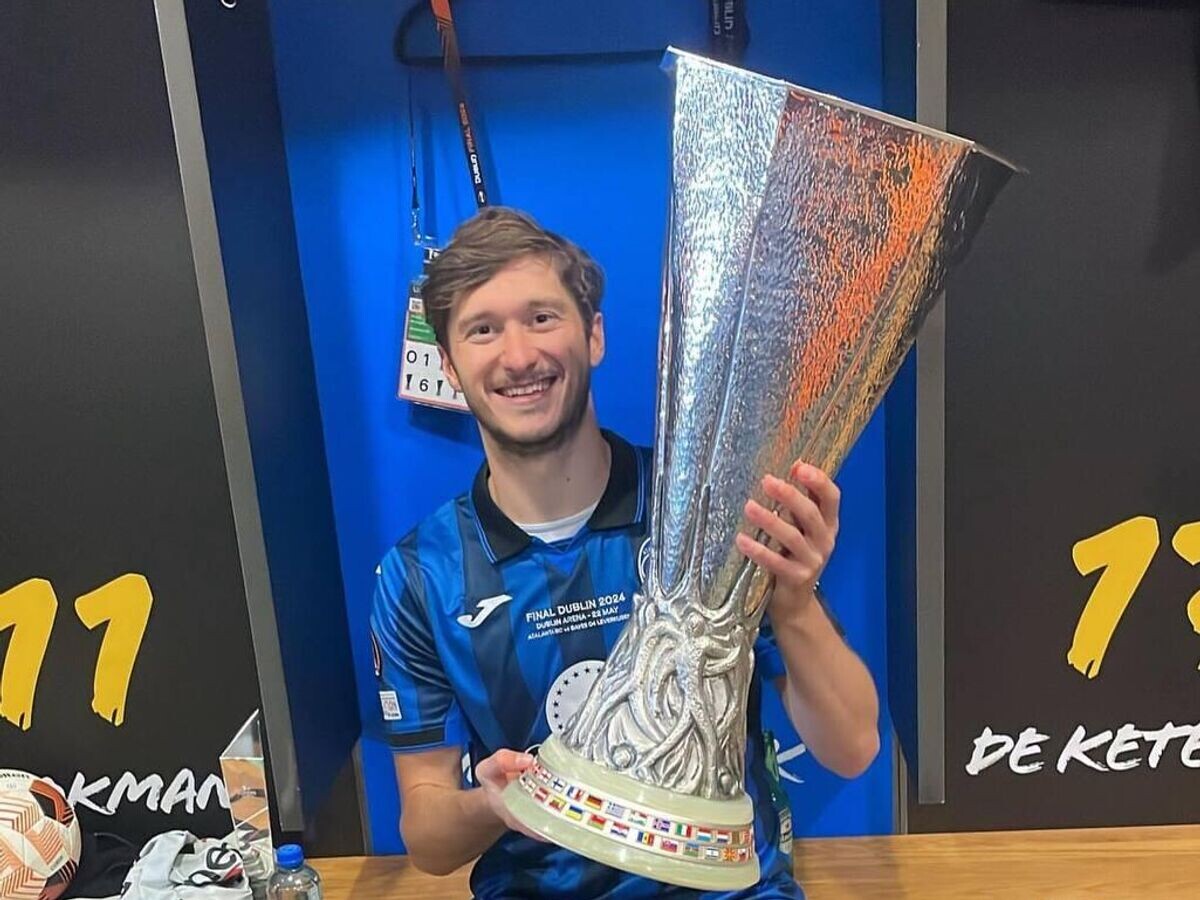    Алексей Миранчук с трофеем Лиги Европы УЕФА© Соцсети футболиста