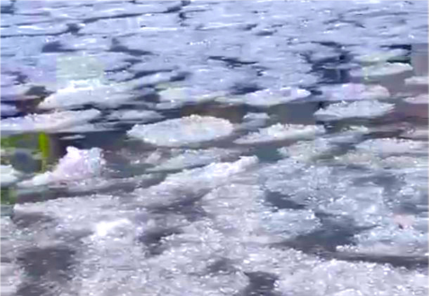 Лед плывет по улицам Казани