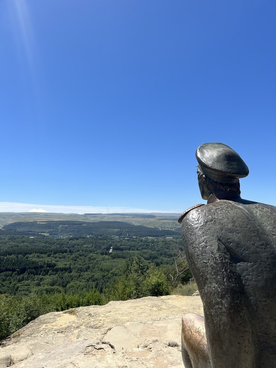 Господин Лермонтов глядит на Эльбрус