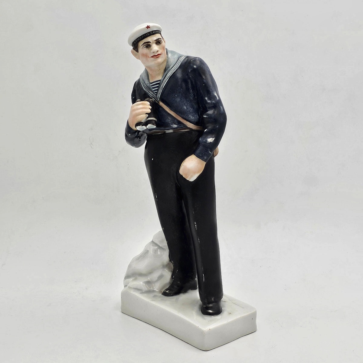 Скульптура “Краснофлотец с биноклем”, К. Рыжов. Все фото ru.bidspirit.com