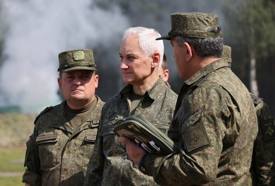    Андрей Белоусов (в центре)