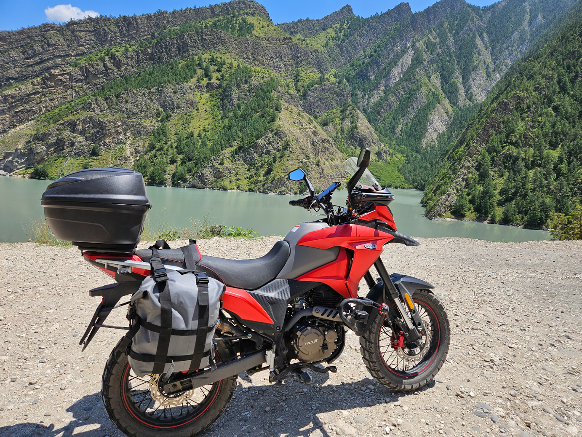 Мотоцикл ROCKOT DAKAR с центральным кофром GIVI VN40N Monokey и боковыми сумками из тезы