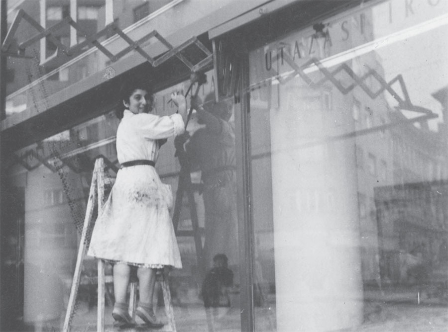 Циппи украшает цветными литерами витрину пассажа Луксор. Братислава, 1938 год.