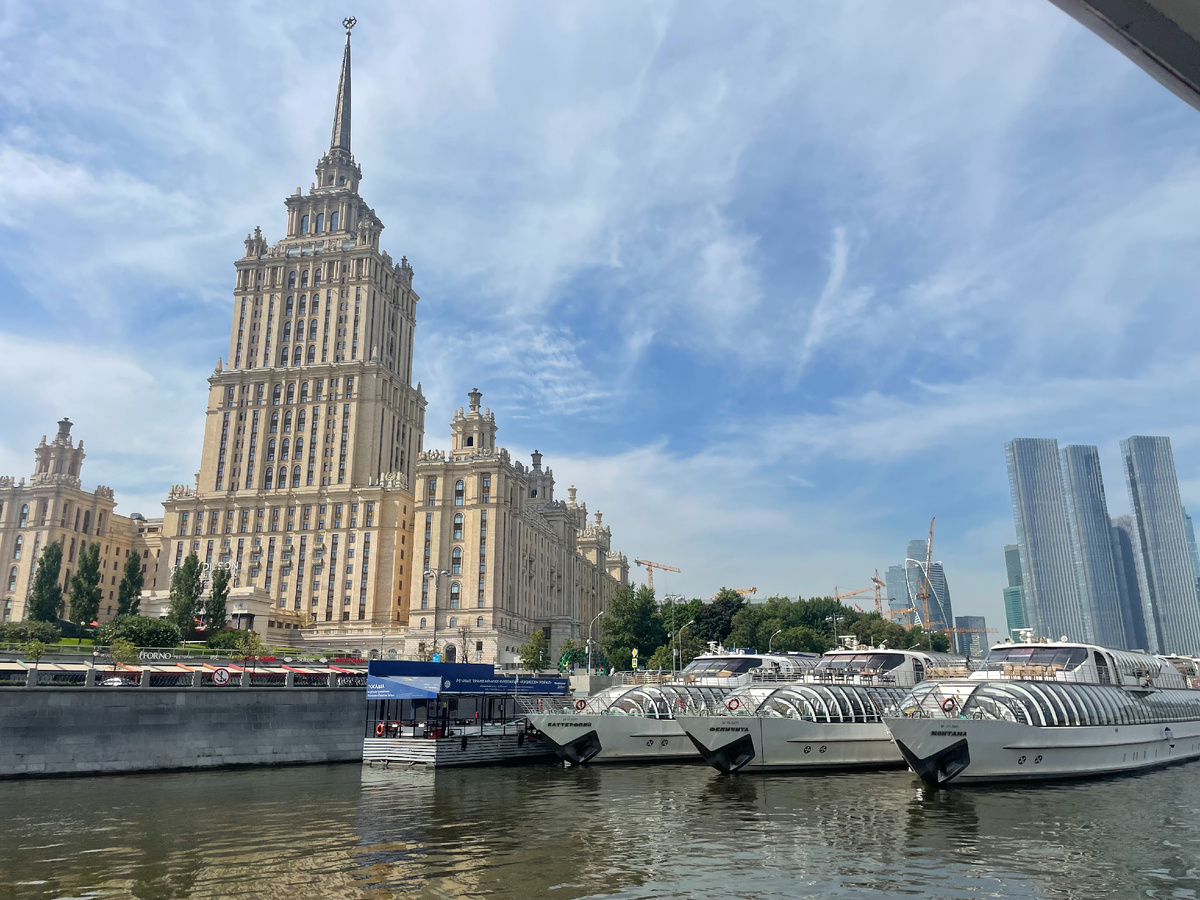 Флотилия Рэдиссон у бывшей гостиницы Украина