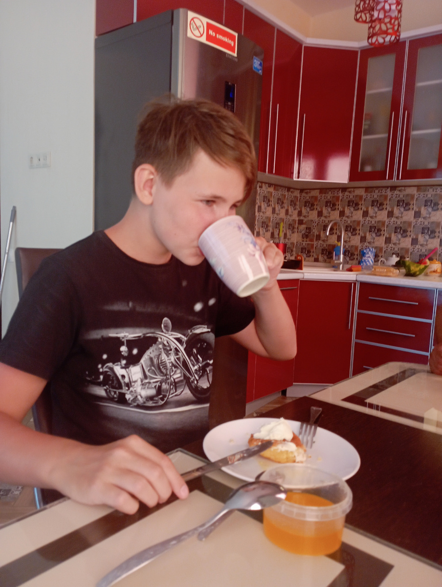 Обед сегодня "шведский стол"))) Матвей выбрал сырники с домашней сметаной и мёдом ( сметана - это сливки, в которых на следующий день ложка стоит