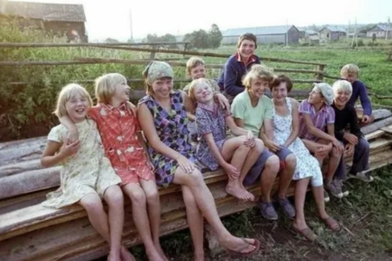 Это - дети в деревне. Но не об этой деревне говорится в пословице "Для воспитания одного ребёнка нужна целая деревня"