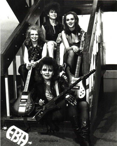 Даже яркий макияж выдает в рокершах юных и задорных девчонок