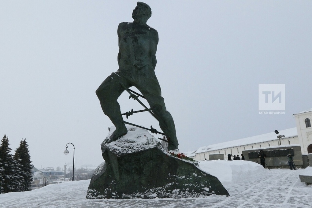 памятник Джалилю. На стенде - имена казненных джалилевцев, в том числе и Гайнана Курмашева