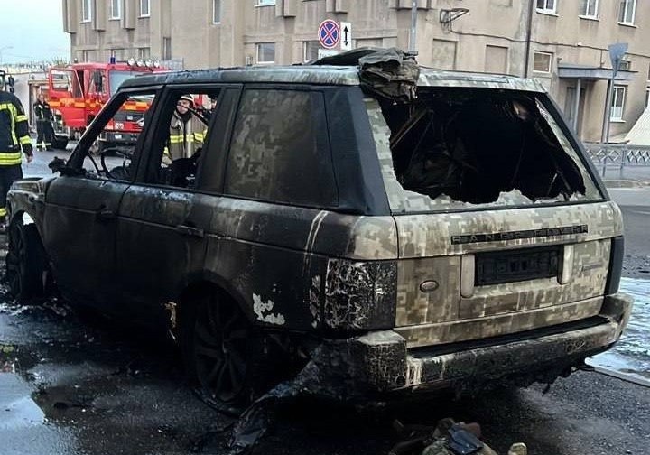 В Харькове сожгли внедорожник. Стоял на парковке городского управления МВД, источник – Телеграм-канал Направленец по Украине