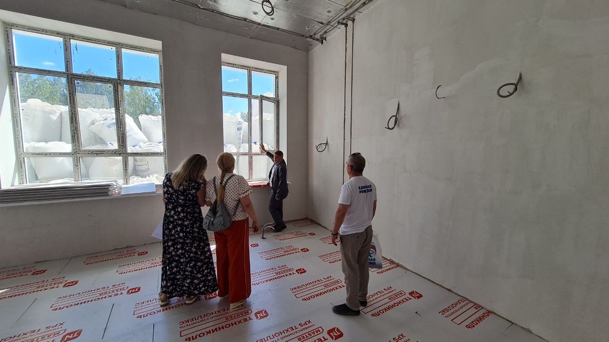 Ход строительства новой школы 🏗 проконтролировал Партийный десант "Единой России"

На строительной площадке школы :
✅ завершены работы по кирпичной кладке несущих стен, монтажу оконных блоков
✅монтаж фасада выполнен на 89% 
✅черновая штукатурка внутренних стен и перегородок- 75% 
✅шпатлевка помещений- 70%
✅продолжается прокладка кабелей электроснабжения, отопительных и канализационных сетей
✅начались работы по облицовке стен и монтажу плитки пола

В строительстве задействовано 175 человек. 
Общая готовность объекта - 62 %🔥
Напомним, что строительство объекта, который входит в "Карту развития Югры" - Народную программу партии "Единая Россия", осуществляется благодаря реализации нацпроектов: "Здравоохранение", "Образование", "Жилье и городская среда
#ЕдинаяРоссия #ЕР86 #Партийныйдесант 