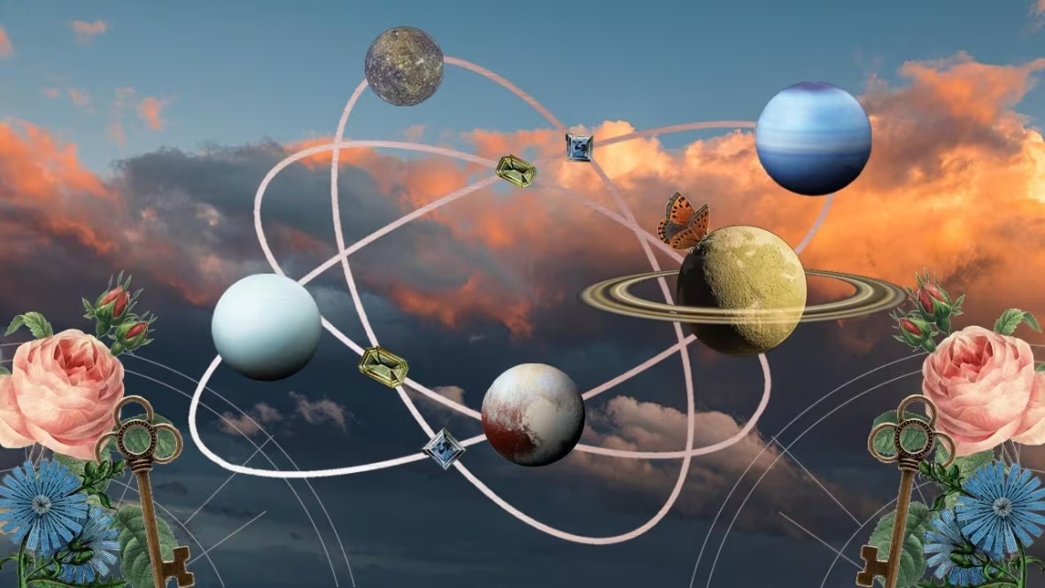Коллаж иллюстрированных элементов на штормовом закатном небе. 5 планет показаны на орбите в центре. Розовые розы, синие цветы и старинные ключи находятся в нижнем левом и правом углах изображения -из открытого источника