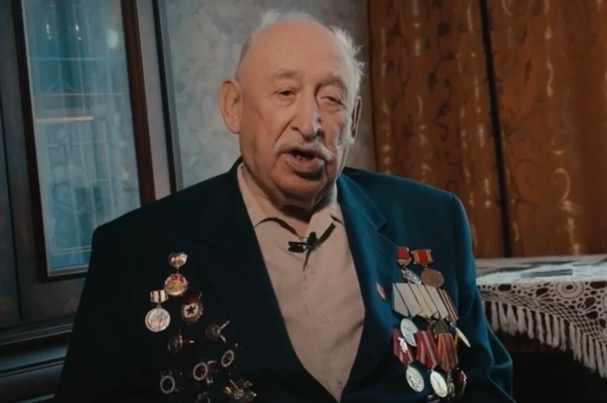    100-летнего участника обороны Ленинграда Меркина наградили орденом Почета