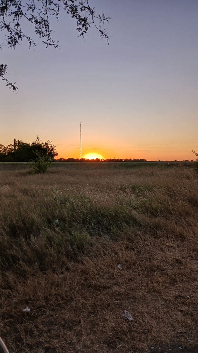 На обочине очень много мусора, которые оставили туристы. Очень не красиво. Не оставляйте мусор! 