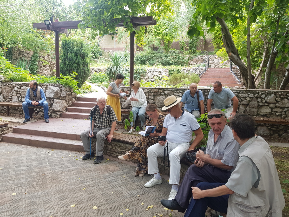 Вот-вот и начнём! Слева направо: Радимир Берич, Владимир Мильгунов, Галина Малышева, Людмила Жоголева, Ариолла Милодан, Николай Георгиевич Селивёрстов , Геннадий Тарасов, Тимофей Николайцев, Александр Трунов, Вадим Ткаченко (отвернулся) (с) Фото: Е. Горобцов